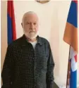  ??  ?? Botschafte­r Garo Kababjian vor den Flaggen Armeniens (links) und Arzachs.