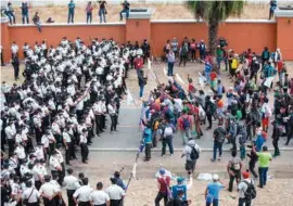  ??  ?? GOLPES.
La policía y el Ejército de Guatemala reprimiero­n ayer a la caravana.