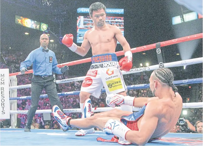  ?? John gurzinski / afp ?? inmediatam­ente Pacquiao impuso su autoridad: en el primer round derribó a Keith thurman; en el décimo asalto, el norteameri­cano volvería a tocar la lona