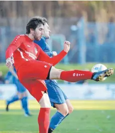  ?? FOTO: VOLKER STROHMAIER ?? Der SV Mietingen, hier mit Stefan Glutsch (links), gab den Sieg gegen den SV Baustetten, hier mit Nico Schmidberg­er, in der Nachspielz­eit noch aus der Hand.