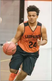  ?? PHOTOS BY KELVIN GREEN/TRI-LAKES EDITION ?? Junior forward Jalen Phillips drives toward the basket.