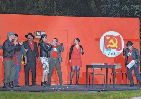  ?? FOTO: REGINA LANGHANS ?? Auf der Schwabenbü­hne wird es rot: In der kommunisti­schen Parteizent­rale im norditalie­nischen Boscaccio schwört der Bürgermeis­ter Peppone (Dritter von links) seine Genossen auf die Ziele der Revolution ein.
