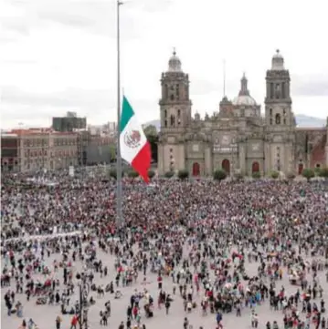  ?? | AP ?? El Zócalo de la capital lució la bandera a media asta para recordar a las víctimas de la masacre de hace 50 años.