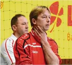  ?? Foto: Walter Brugger ?? Trainer Sebastian Twardoch will mit den Fußballeri­nnen des TSV Pfersee den Klas senerhalt in der Landesliga Süd schaffen.