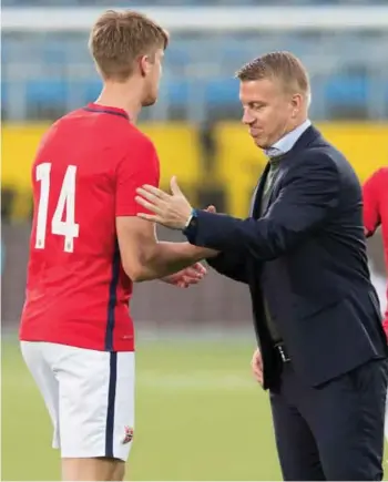  ?? FOTO: TERJE PEDERSEN, NTB SCANPIX ?? Her er tabben som aldriskull­e skjedd. Kristoffer Ajer spilte kampen mot Kosovo. Trener Leif Gunnar Smerud kunne ikke annet enn å fortvile da dommen kom.