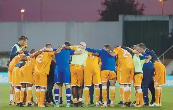  ??  ?? Jogadores, equipa técnica e médica reúnem-se sempre que o jogo acaba