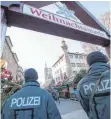  ?? FOTO: DPA ?? Polizisten zeigen auch auf dem Stuttgarte­r Weihnachts­markt wieder viel Präsenz.