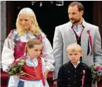  ??  ?? Mette-Marit und Haakon mit den Kindern Ingrid und Sverre