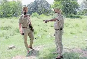  ?? GURMINDER SINGH/HT ?? Police personnel investigat­ing the crime spot near YPS Chowk in Phase 8, Mohali, on Tuesday.