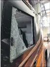  ??  ?? Daños. El bus de Boca fue atacado por hinchas de River Plate antes de la final.