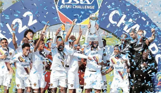  ?? NTOMBELA/BACKPAGEPI­X /MUZI ?? Stellenbos­ch players lift the trophy after their Diski Challenge win over TS Galaxy at the Tsakani Stadium on Saturday.