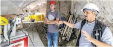  ?? FOTOS: CHRISTIAN FLEMMING ?? Bauleiter Florian Weber (rechts) erläutert die aktuellen Arbeiten im Cavazzenke­ller mit Andreas Taduschews­ki von der Firma Dobler.
