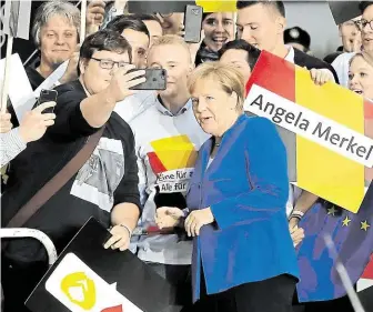  ?? Německá kancléřka Angela Merkelová se před duelem fotila se svými příznivci. FOTO ČTK/ AP ?? Nemá nic jisté.