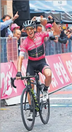  ??  ?? VENCEDOR. Simon Yates se anotó su segundo triunfo en este Giro.