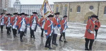  ?? FOTO: AFI ?? Bei Schnee und eisigem Wind: Aufmarsch der Bürgergard­e am Sonntagmor­gen um 9 Uhr auf dem Ellwanger Marktplatz.