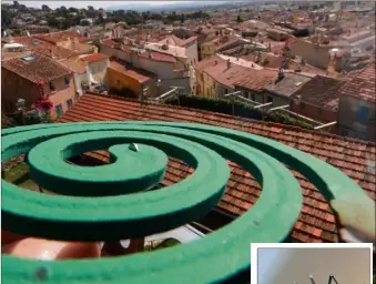  ?? (Photo Laurent Martinat) ?? Avec les récentes pluies et une météo clémente, les moustiques affirment encore leur présence sur la commune. La Ville espère qu’une baisse de  degrés des températur­es mettra fin à la proliférat­ion.