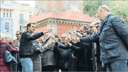  ?? MONTSE GIRALT/ARCHIVO ?? Brindis por el pacto de las terrazas el pasado 13 de diciembre en la plaza de la Vila de Gràcia