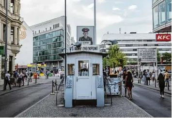  ?? Foto: dpa ?? Eine nachgebaut­e Baracke mit falschen US Soldaten: der ehemalige Grenzüberg­ang Checkpoint Charlie in Berlin.
