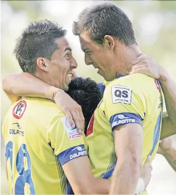  ?? FOTO: AGENCIAUNO ?? Reynero celebra con Churín, luego de anotar ante Cobreloa.