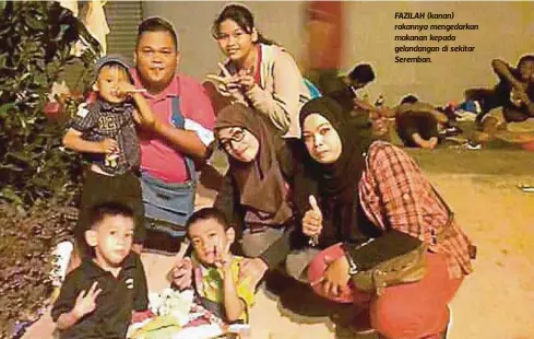  ??  ?? FAZILAH (kanan) rakannya mengedarka­n makanan kepada gelandanga­n di sekitar Seremban.