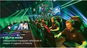  ??  ?? A COLPI DI MOUSE
Videogioca­tori impegnati nella finale di
League of Legends, in Polonia