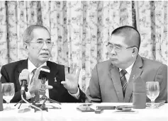  ??  ?? Ongkili with Wan Junaidi (left) at the press conference after chairing the Environmen­t Ministers and State Executive Councillor­s (MEXCOE) meeting. — Bernama photo