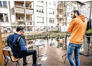  ?? RP-FOTO: ANDREAS ENDERMANN ?? Miroslav Nikic (l.) und Nerses Ohanyan spielen im Innenhof des Seniorenhe­imes für die Bewohner, die sich über die musikalisc­he Darbietung sehr gefreut haben.