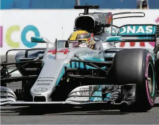  ?? Henry Romero/Reuters ?? Lewis Hamilton conduz sua Mercedes durante treino classifica­tório no México; o quinto lugar será suficiente para que o inglês fature o quarto título mundial