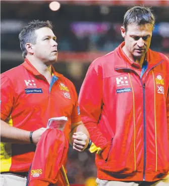 ?? Picture: GETTY IMAGES ?? Matthew Primus (right) with Gold Coast Suns coach Stuart Dew.