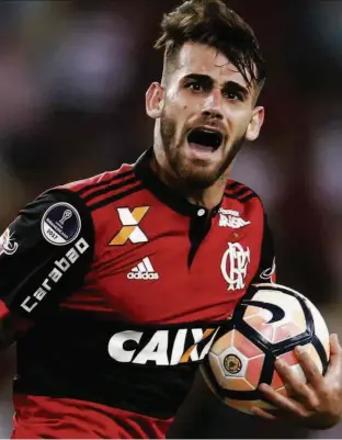  ??  ?? Felipe Vizeu, esperança ofensiva do Flamengo, festeja o tento da classifica­ção contra o Flu, nas quartas; atacante fez cinco gols em sete jogos na Sul-Americana