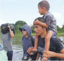  ??  ?? Migrantes. La caravana de migrantes centroamer­icanos sigue con su objetivo de llegar a Estados Unidos.