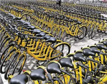  ?? FOTO: DPA ?? Massen von Leihrädern der Marke „Ofo“stehen in der chinesisch­en Stadt Chengdu. Die fernöstlic­hen Fahrradver­leiher drängen auch immer mehr auf den europäisch­en Markt. Auch nach NRW.