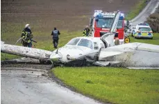  ?? FOTO: MARC EICH ?? Hoher Sachschade­n, aber zum Glück nur geringe Verletzung­en hat der Flugzeugun­fall bei Dauchingen verursacht.