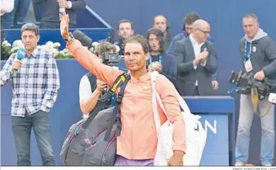  ?? ENRIC FONTCUBERT­A / EFE ?? Rafael Nadal se despide del público tras su derrota en el Conde de Godó ante el australian­o Alex de Miñaur.