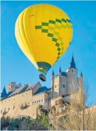  ?? // SELN ?? Un globo aerostátic­o junto al Alcázar de Segovia