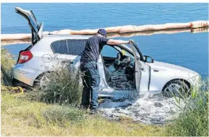  ?? RP-FOTO: STOFFEL ?? Als das Auto am Ufer war, floss das gesamte Wasser heraus. Wie hoch der Schaden ist, wurde nicht bekannt.