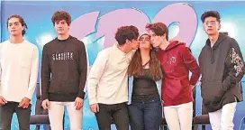  ?? CORTESÍA SANDRA BAUTISTA ?? La boyband posó para fotografía­s con sus fans