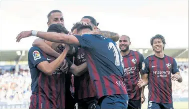  ?? ?? Los jugadores del Huesca rodean a Carrillo, autor del tanto que dio la victoria a los locales.