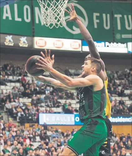  ?? FOTO: EFE ?? Bandeja valiente de Laprovitol­a ante Niang que acabó con dos más uno. El base argentino dirigió con maestría al Joventut