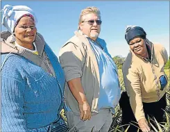  ??  ?? VIABLE: Linda Abrahams, left, and Ntombekhay­a Vulindlu are beneficiar­ies of a thriving 50/50 redistribu­tion project at Bathurst, with Birbury farm manager Bruce Thompson