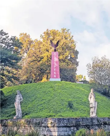  ?? [ Völzke] ?? „Österreich, du Opfer“: Eduard Freudmann verhüllte das Grazer Denkmal zur „Befreiung“von den Alliierten.