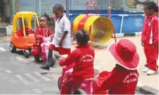  ??  ?? Divine Beginners ECD pupils demonstrat­e how to cross the road