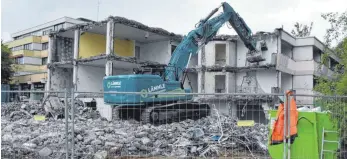  ?? FOTO: SABINE KRAUSS ?? Das Ende einer Ära: Zimmer für Zimmer und Schicht für Schicht trägt ein Bagger das Nebengebäu­de des Elias-SchrenkHau­ses ab. Die Abrissarbe­iten dauern noch bis 9. Juli.