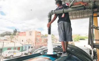  ??  ?? DEMANDA. Las fuertes temperatur­a que se registran en los últimos días hacen que las fuentes de agua se sequen y que el consumo en los hogares incremente.