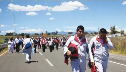  ?? ANDRÉS LOBATO ?? Trabajador­es de Audi se transporta­n a la Ciudad Modelo desde la capital.