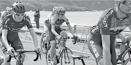  ??  ?? Díaz Santil de la escudería Ciclyng Team-ciclos se vistió con el jersey de líder. /Cortesía