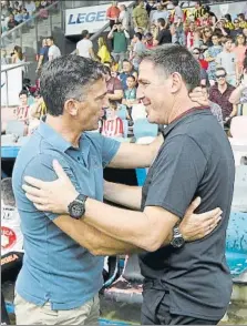  ?? FOTOS: MIREYA LÓPEZ ?? El choque dejó distintas imágenes, con Berizzo saludando a Larrazabal antes del comienzo y dando consignas a Muniain en un parón. Se pudo ver a Gurpegi, Iribar y Amorrortu en la grada, en la que el público pudo disfrutar con el juego y los goles, entre ellos el logrado por Williams