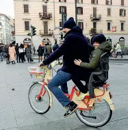  ??  ?? In sella Papà e figlio sulla bici Bikemi in largo La Foppa