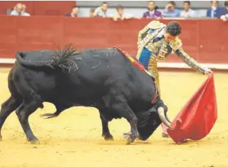  ?? // TAUROEMOCI­ÓN ?? Tomás Rufo, en un natural con el sexto toro