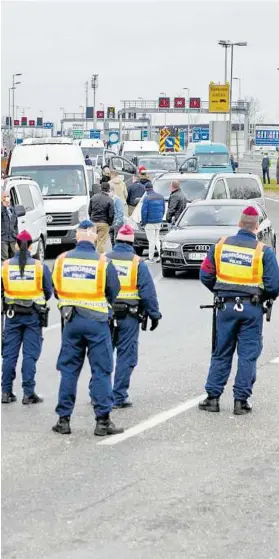  ?? APA ?? Ungarische Polizei blockiert den Grenzüberg­ang Hegyeshalo­m